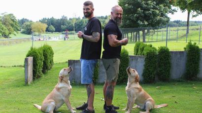 Bild: Evi Wagner
Johannes Stilp (links) und Peter Kick mit ihren Labradorhündinnen Vicky und Gretel sind ein eingespieltes Team, wenn es darum geht, zu zeigen, wie die Kommunikation zwischen Hund und Besitzer funktionieren kann.