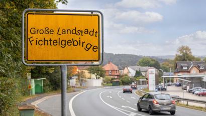 Bildmontage: dtr
Die Vision von der „Großen Landstadt Fichtelgebirge“ hat schon vor einiger Zeit zu bröckeln begonnen. Jetzt zerfällt sie.