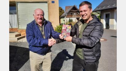 Bild: soj
Bürgermeister Wolfgang Söllner (rechts) freute sich über den Besuch von Pat Murray aus Galway (Irland) in Ebnath.
