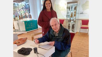 Bild: Gerda Stollner/exb
Dieter Haack, ehemaliger Bundesminister und Präsident der Landessynode der evangelischen Kirche in Bayern, bei seinem Besuch im Johann-Flierl-Museum mit Gerda Stollner.
Träger des Bundesverdienstkreuzes mit Stern