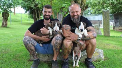 Bild: Evi Wagner
Johannes Stilp (links) und Peter Kick – hier mit ihren Miniature-Bullterrier-Damen Maisie und Bounty – haben regelmäßig mit sogenannten Listenhunden zu tun.