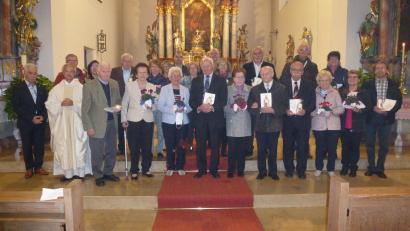 Bild: bk
Elf Paare bringen ihren Dank vor Gott: Eduard und Rita Schreglmann feiern das 65-jährige, Alfons und Emma Bogner, Hans und Rosmarie Wagner das 60-jährige Jubiläum. (vorne, von links).