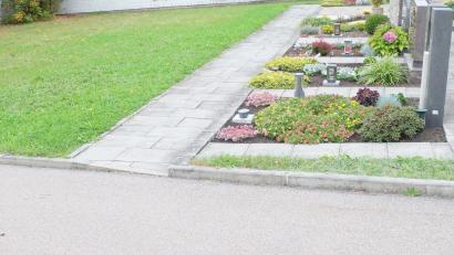 Bild: ohr
Der Gemeinderat Schwarzach entschied, auf dem gemeindlichen Friedhof des Ortsteils Schwarzach Urnenerdgräber als Bestattungsform anzubieten. Auf der Grünfläche unmittelbar nach dem Eingang im Anschluss an die Erdgräber wird ein Baum gepflanzt. In Kreisform können zehn bis zwölf Grabstellen angelegt werden.