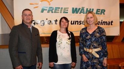 Bild: bey
Bürgermeister Dietmar Schaller ist jetzt auch Vorsitzender der Freien Wähler Pirk. Zweite Vorsitzende ist Kristina Srp (Mitte), die Kasse führt künftig Diana Argauer.