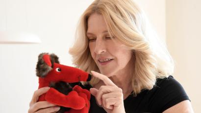 Archivbild: Gabi Schönberger
Manuela Trenz und der Zonk haben eine besondere Beziehung: Die Weidenerin hat das Design für den TV-Trostpreis entworfen. Wie hier am 30. September bei einem Besuch von Oberpfalz-Medien, erinnert sich Trenz gerne daran, wie die Geschichte der Plüschratte begann.