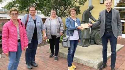 Bild: exb
HPZ-Vorstandsvorsitzender Christian Stadler (rechts) freute sich mit den Vertreterinnen des Katholischen Frauenbundes Waldthurn über eine Spende in Höhe von 750 Euro.