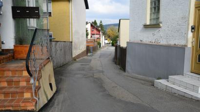 Bild: bey
Die Zufahrt zur Ortsstraße "Stadtgraben West" ist durch Haustreppen eingeschränkt. Eine Anwohnerfamilie stellte zudem einen Antrag auf Gewichtsbeschränkung in dieser Straße.