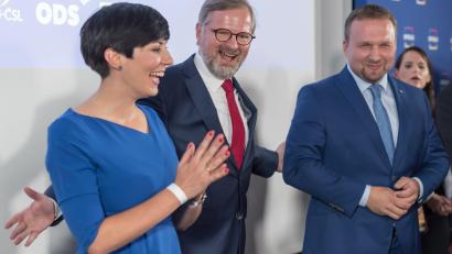 Bild: Tomas Tkacik/dpa
Jubel für den Wahlsieg: Die Vorsitzenden des konservativen Oppositionsbündnis Spolu (Gemeinsam) Marketa Adamova (von links), Vorsitzende der TOP 9, Petr Fiala, Vorsitzender der ODS, und Marian Jurecka, Vorsitzender der KDU-·SL, feiern den Sieg bei den tschechischen Parlamentswahlen.