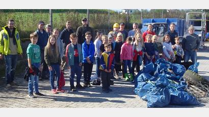Bild: ads
Seit über 20 Jahren ist der Bund-Naturschutz-Vorsitzende Bebbo Schuller (rechts) treibende Kraft der Rama-dama-Aktion in und um Schnaittenbach. Heuer beteiligten sich 30 Naturfreunde daran.