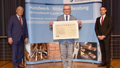 Bild: Foto Schwarz/exb
Friseurmeister Alfred Stöckl (Mitte) aus Weiden erhielt von Kammervizepräsident Gerhard Ulm (links) und Geschäftsführer Alexander Stahl seinen Goldenen Meisterbrief.
