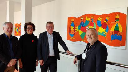 Bild: Karin Gsödl/exb
Ambergs Kulturreferent Fabian Kern (links), Rektorin Marion Weigl und Oberbürgermeister Michael Cerrny (rechts) freuen sich über die Bilder von Adi Ritz (rechts).