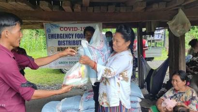 Bild: Shiri Lal Pariyar 
Mit Dank nahmen vor allem die Chepang-Mütter die Hilfspakete in Empfang, deren Kauf durch die 5000-Euro-Spende aus Hirschau möglich wurde.