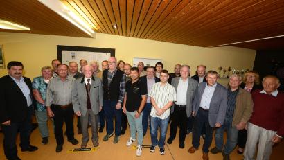 Bild: bey
Siedlerchef Helmut Grünbauer (links) hatte nach zweijähriger Pause wieder zu einer Mitgliederehrung ins Naabtalhaus eingeladen. Dementsprechend groß war die Zahl der zu ehrenden langjährigen Mitglieder der Siedlergemeinschat. Zweite Bürgermeisterin Sigrid Ziegler (2. von rechts) dankte namens des Marktes Luhe-Wildenau den Geehrten für die Treue zur Siedlergemeinschaft.