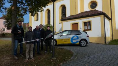 Bild: hme
Vor einer der umgerüsteten Straßenlaternen in Neudorf, hier vom Typ Castor, trafen sich Vertreter vom Bayernwerk und dem Markt Luhe-Wildenau. Von links: Umweltbeauftragter und Marktrat Günther Weiß, Geschäftsstellenleiter Michael Gräf, Gerhard Schmerber und Markus Windisch vom Bayernwerk und Bürgermeister Sebastian Hartl. In den Händen halten sie die unterschiedlichen, verbauten Leuchtmittel.