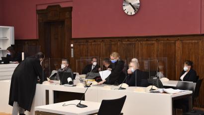 Bild: Petra Hartl
Vor der Strafkammer am Landgericht saßen zwei Frauen und zwei Männer aus dem Landkreis Schwandorf. Die Anklage lautete auf Drogenhandel.