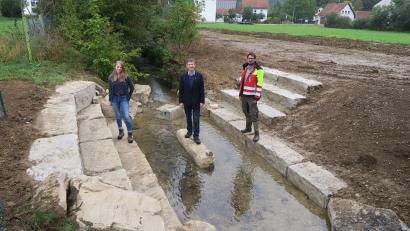 Bild: Verena Sägenschnitter
Machten die ersten Schritte in der Kneipp-Anlage (von links): Luzie Schiessl von der Firma Donhauser, Bürgermeister Albert Geitner und Landschaftsarchitekt Christopher Trepesch.