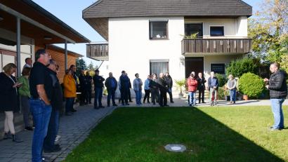 Bild: bey
Bürgermeister Ernst Lenk (rechts) schildert den Teilnehmern des Rundganges des CSU-Ortsverbandes Schirmitz die geplante Erweiterung des Kindergartens und der Kinderkrippe. CSU-Ortsvorsitzender Markus Dobmeier (links) freute sich über die vielen Teillnehmer.