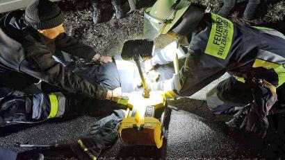 Bild: exb
Einsatzkräfte der Feuerwehr Sulzbach retteten am Sonntagabend die sibirische Waldkatze Luna aus einem Kanalrohr.