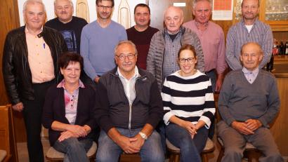 Bild: bkr
Bürgermeister Günter Kopp gratulierte Richard Killer, Reinhold Gößner, Alfred Heser, Heinrich Kreuzer, Siegfried Vornhof, Alfred Kreuzer (stehend von links), Carola und Josef Gößner, Nicole Seidl und Simon Melzner (sitzend von links), die künftig den Vorstand des Kapellenbauvereins bilden.