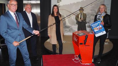 Bild: ws
Bürgermeister Franz Stahl kann am Angel-Drill-Simulator schon mal üben. Bei der "langen Museumsnacht" dürfen auch die Besucher dieses außergewöhnliche Gerät ausprobieren und die Kraft eines Fischs an der Angel verspüren. Beim Test-Drill mit dabei waren (von rechts) MQ-Mitarbeiterin Herta Zölch und Stefanie Süß, Leiterin des Museums und der Tourist-Info, sowie Zweiter Bürgermeister Peter Gold.