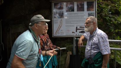 Bild: Michael Heinrich/exb
Henryk Gierlik (links) zeigt den Teilnehmern aus Österreich den Aufbau des Stollens im Bleschenberg (Michael Heinrich)