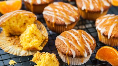Bild: stock.adobe.com_kate_smirnova
In das Rezept für Kartoffel-Muffins kommt auch Orangensaft und der Abrieb einer Orangenschale.