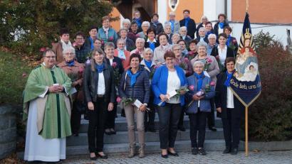 Bild: wel
6o Frauen wurden für 40 Jahre und 20 Jahre Treue zum Frauenbund Dieterskirchen geehrt. Links im Bild Pfarrer Markus Urban, der den Frauen für ihr Engagement ein Kompliment aussprach.