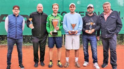 Bild: stg
Die Vorsitzenden Timo Müller (links) und Richard Legath (rechts) gratulierten Vereinsmeister Florian Spies (Dritter von links) sowie den weiteren Halbfinalteilnehmern Ben Reiche, Sean Reiche und Bernd Schönfelder (von links).