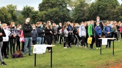 Bild: lg
Die Läufer sind startbereit: Statt dem regulären Unterricht erlebten die Schüler gleich zum Schuljahrsbeginn einen Sporttag, der aber auch mit einem sozialen Engagement verbunden war.