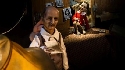 Bild: Constanze Henning/exb
Mit Puppen erzählen Stefan Spitzer und Inga Schmidt die Geschichte von Anne Frank.