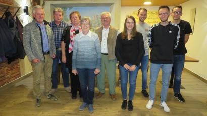 Bild: adj
Vorsitzende Christine Hundhammer (Dritte von links) mit dem neu gewählten Vorstand des OWV Parkstein.