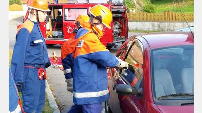 Bild: dob
Was gilt es zu beachten, wenn ein Fahrzeug verunfallt ist und es dabei um Menschenrettung geht? Die Nachwuchskräfte der Oberlinder Feuerwehr wissen darüber schon gut Bescheid.