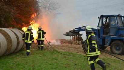 Bild: dob
Immer wieder züngelten Flammen aus den Strohballen.