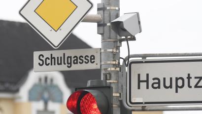 Bild: Gabi Schönberger
Diese Kameras an den Ampeln sind nicht zur Überwachung angebracht. Sie prüfen lediglich, wie dicht der Verkehr ist, um die Grünphase zu regeln. Die Stadt Weiden verzichtet innerorts gänzlich auf Videoüberwachung.