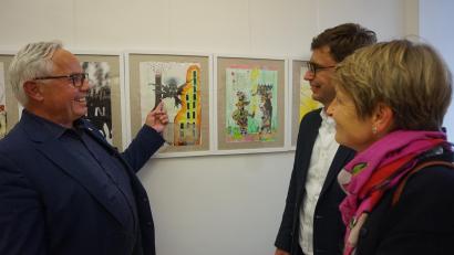Bild: eib
Gerne spricht Jürgen Huber (links) mit Gästen der Vernissage den thematischen Hintergrund der Bilder. Hier mit dem Schönseer Arztehepaar Carmen und Friedrich Feldmeier.