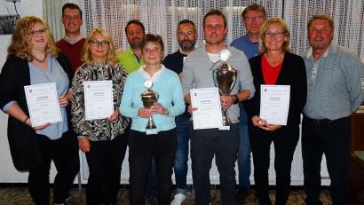 Bild: Bernhard Birkner/exb
Der Tennisclub Windischeschenbach ehrt die neuen Vereinsmeister. Von links: Celine Käck, Florian Kupsch, Heike Merther, Markus Schandri, Martina Weber, Tobias Kaufmann, Michael Benner, Bernhard Birkner, Christine Benner und Thomas Benner.
