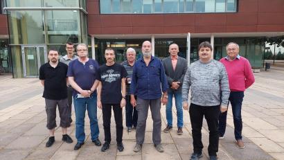 Bild: Christan Würl/exb
Vorstand und Aufsichtsräte Baugenossenschaft Kriegersiedlung e. G. blicken in die Zukunft (vorne, links) Benjamin Würf, Mario Lorenz, Michael Bäumler, Wilhelm Lingl, Christian Würl sowie (hinten, von links) Nico Bendler, Andreas Förster, Alfons Klinke und Gerhard Simm.