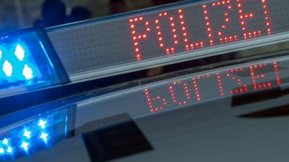 Symbolbild: Jens Büttner/dpa
Die Polizei sucht Zeugen: In der Parksteiner Straße haben Unbekannte am Montag ein Auto beschädigt.