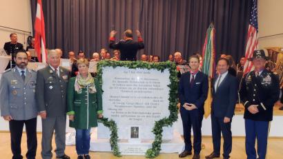 Bild: mor
Colonel Joseph Ewers, Bürgermeister Hans Peter Hochhold, stellvertretender US-Botschafter Mario Mesquita, Olympiasiegerin Sissy Max-Theurer, Oberst a. D. Elmar Rosenauer und Oberstleutnant Florian Rommel (von rechts) bei der Enthüllung der Gedenktafel zu Ehren von General Patton und der US-Kavallerie für die Rettung der "Weißen Pferde".