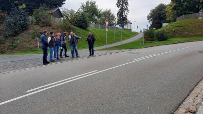 Bild: bey
Einen sicheren Übergang über die Lohmaer Straße für die Schulkinder wünschen sich Eltern aus dem Baugebiet "Zillertal". Der Bauausschuss lotete die Möglichkeiten aus, über die letztlich der Landkreis Neustadt/WN als Straßenbaulastträger entscheiden muss.