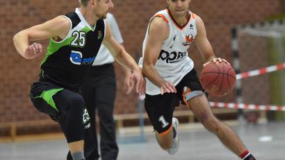 Bild: Alfred Schwarzmeier
Durch den Ausfall von Tobias Merkl fehlte den Neustädtern gegen Zwickau insbesondere in der Spielgestaltung die ordnende Hand. Auch wenn die jungen Point Guards der DJK wie Liam Archer (rechts) ihre Sache gut machten.