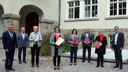 Bild: Fabian Polster/Landratsamt Tirschenreuth/exb
Die Amtsleitung, der Personalrat und der Personalchef gratulierten zu den Dienstjubiläen. Von links: Landrat Roland Grillmeier, Personalratsvorsitzender Max Bindl, die Jubilare Christina Heim, Elfriede Dietrich, Sieglinde Frank, Wolfgang Fenzl und Elisabeth Reger sowie der Leiter der Personalverwaltung, Walter Brucker; nicht mit im Bild: Sandra Hütl und Kerstin Kuge.