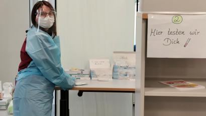 Bild: Portner
Christiane Albang bereitet sich in der Schnelltest-Station Oberviechtach auf den nächsten Kunden vor.