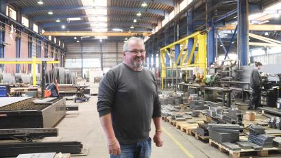 Bild: Gabi Schönberger
Anton Forster in der "gebraucht" übernommenen Fertigungshalle. Auch wenn dort nicht alles optimal für sein Stahl- und Anlagenbau-Unternehmen ist, Forster ist glücklich überhaupt einen neuen Standort gefunden zu haben.