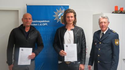 Bild: PI Weiden,/exb
Weil sie Zivilcourage zeigten bekamen Michael und Mike Hildebrandt (von links) aus Weiden von Inspektionsleiter und Polizeidirektor Klaus Müller (rechts) ein Dankschreiben des Polizeipräsidenten Norbert Zink und eine kleine Zuwendung.