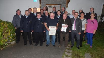 Bild: fz
Die Feuerwehr Bernstein ehrt treue Mitglieder. Michael Röckl (vorne, Zweiter von rechts) ist 60 Jahre dabei, Andreas Weidner (vorne, Mitte) ist neues Ehrenmitglied..