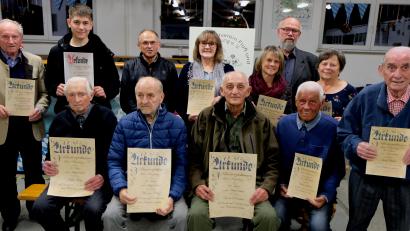 Bild: le
Lob, Dank und Anerkennung gab es in der Jahreshauptversammlung des Kleintierzuchtvereins. Unter den Jubilaren befanden sich Ehrenmitglied Werner Witzl (sitzend Zweiter von links ) und Ehrenvorsitzender Horst Sommer (sitzend Zweiter von rechts ).
