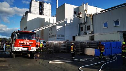 Bild: mde
Zum Brand auf dem Gelände der Firma Ponnath kam es am Mittwochnachmittag in Kemnath. Schnell hatte die Feuerwehr das Feuer unter Kontrolle und gelöscht.