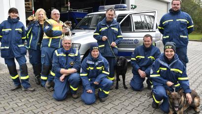 Bild: Petra Hartl
Die Rettungshundestaffel des THW Sulzbach-Rosenberg nach der Rückkehr aus Tschechien: mit Einsatzleiter Harald Eßner (Dritter von rechts) und Gruppenführer Horst Ott (Vierter von links)