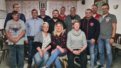 Bild: sei
Tobias Hackbarth (hinten, Fünfter von links) bleibt Präsident der Roten Legion Mantel. Seine Stellvertreter sind Kathrin Meier (vorne, Mitte) und Thomas Lindner (hinten, Vierter von rechts).